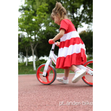 crianças equilibram bicicleta e equilibram bicicleta com freio